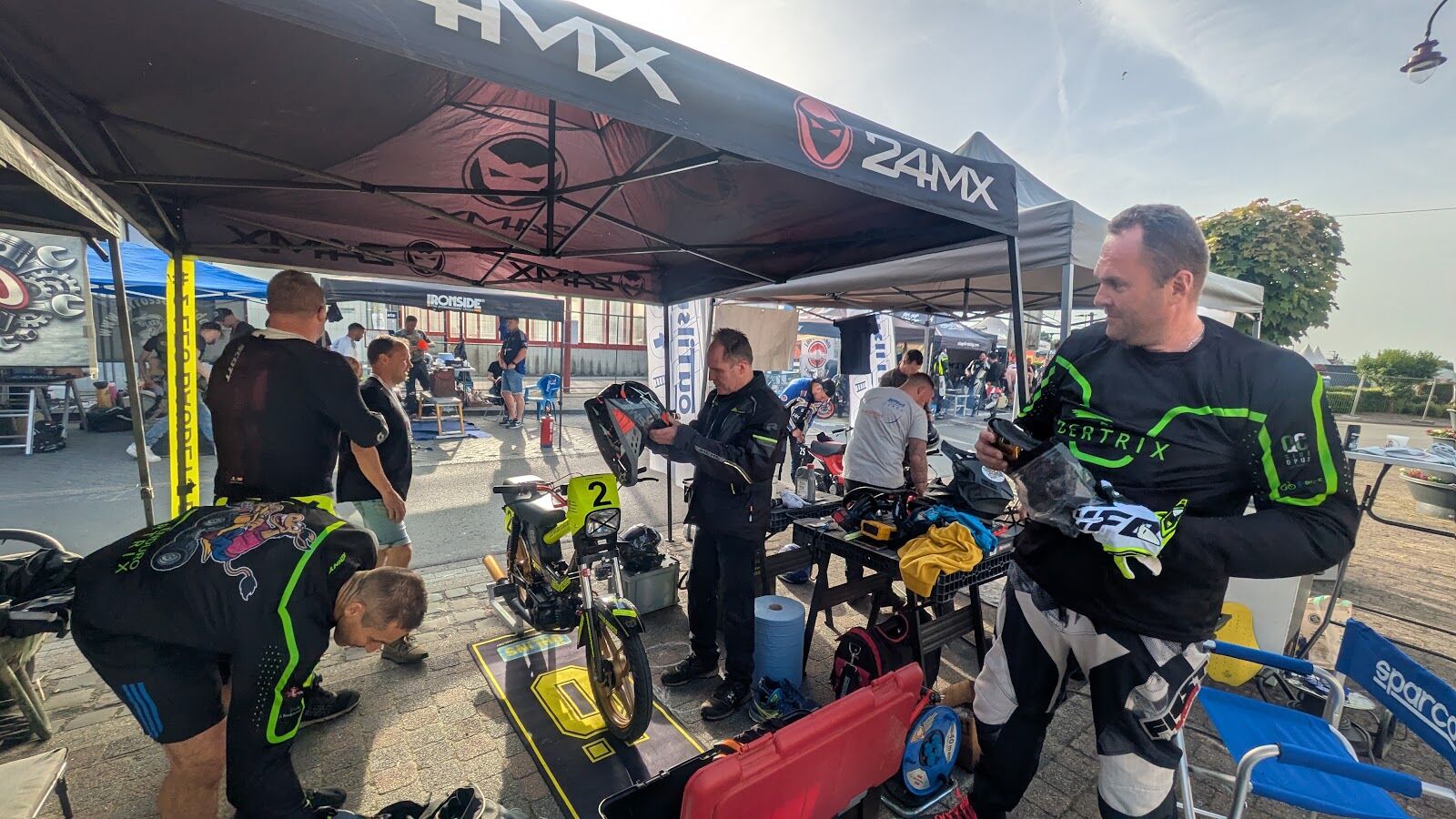 L’équipe au stand pendant la course